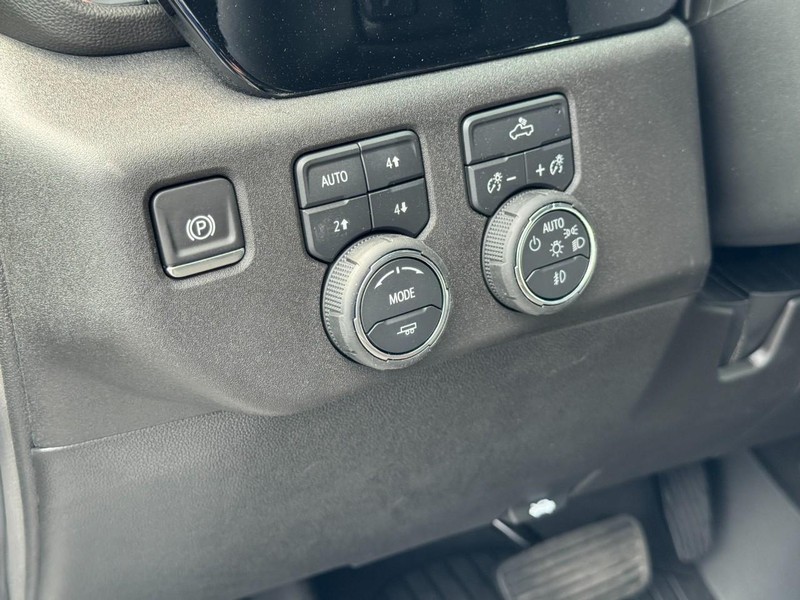 Chevrolet Silverado 1500 Vehicle Full-screen Gallery Image 12