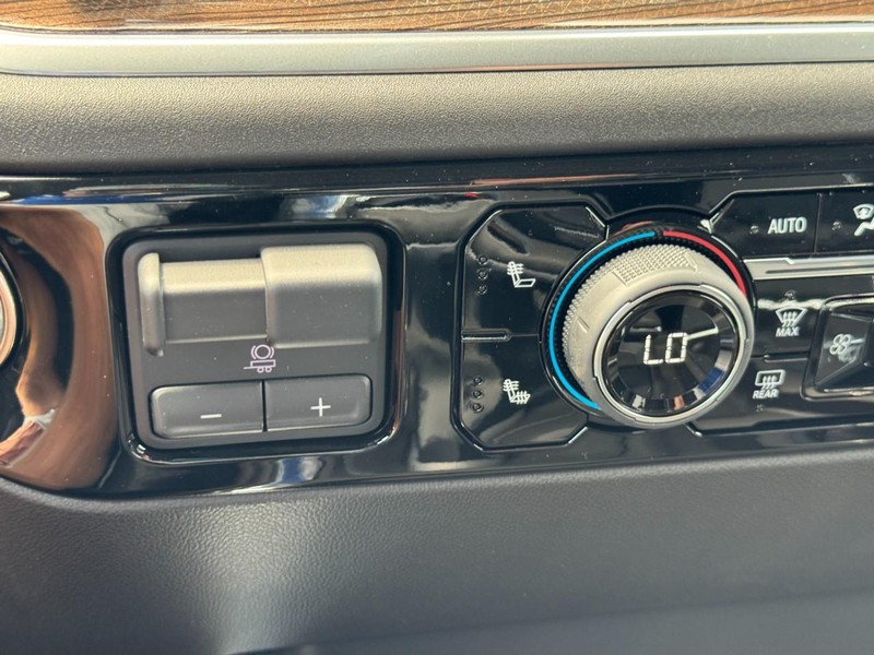 Chevrolet Silverado 1500 Vehicle Full-screen Gallery Image 15