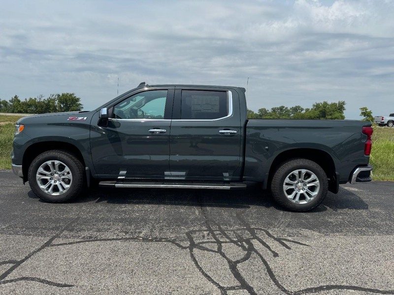 Chevrolet Silverado 1500 Vehicle Full-screen Gallery Image 2