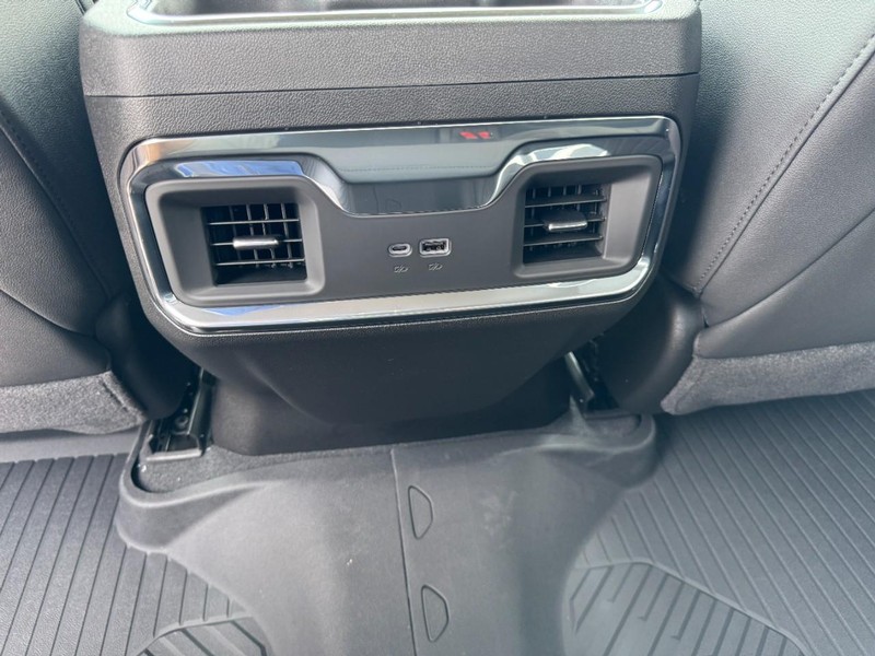 Chevrolet Silverado 1500 Vehicle Full-screen Gallery Image 10