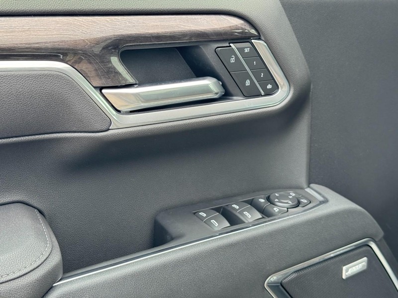 Chevrolet Silverado 1500 Vehicle Full-screen Gallery Image 11