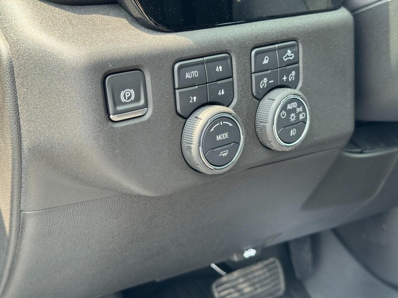 Chevrolet Silverado 1500 Vehicle Full-screen Gallery Image 12