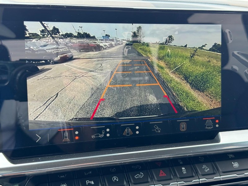 Chevrolet Silverado 1500 Vehicle Full-screen Gallery Image 15