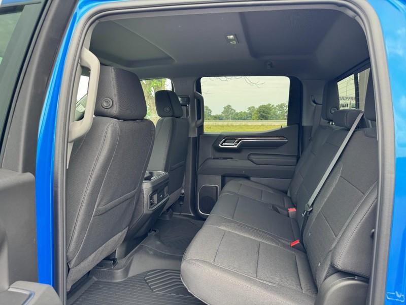 Chevrolet Silverado 1500 Vehicle Full-screen Gallery Image 5