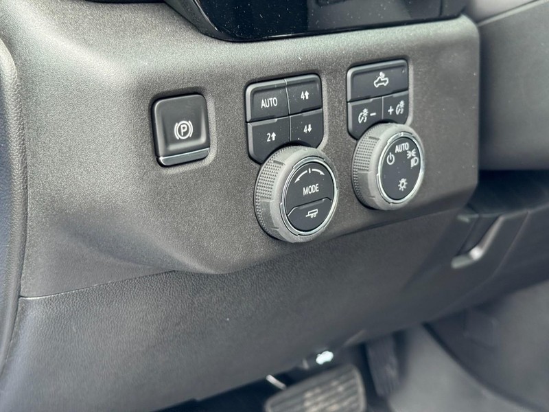 Chevrolet Silverado 1500 Vehicle Full-screen Gallery Image 12