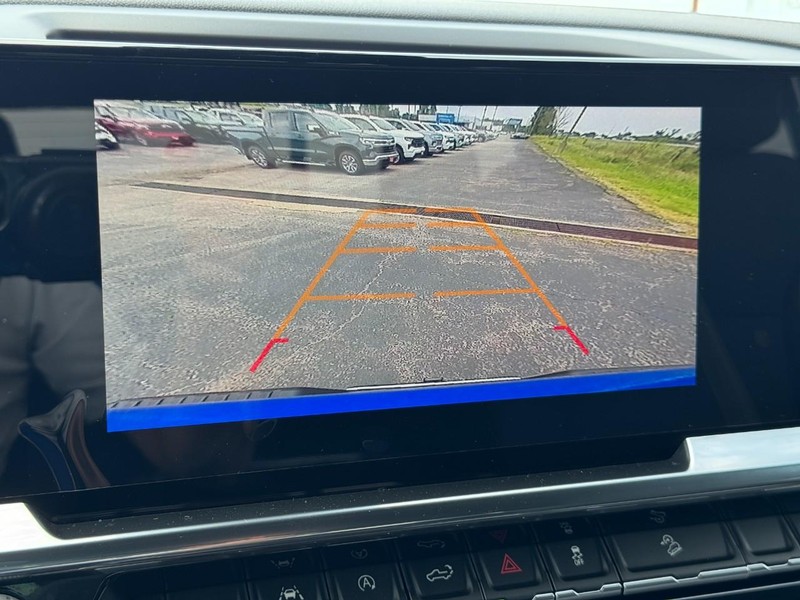 Chevrolet Silverado 1500 Vehicle Full-screen Gallery Image 16