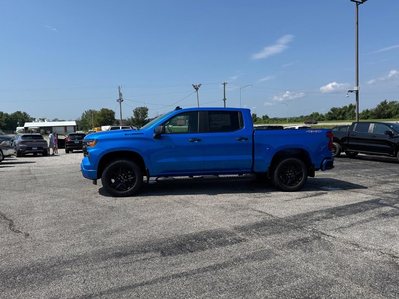 Chevrolet Silverado 1500 Vehicle Full-screen Gallery Image 2