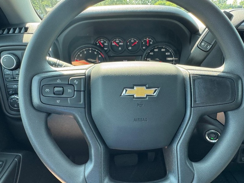 Chevrolet Silverado 1500 Vehicle Full-screen Gallery Image 12