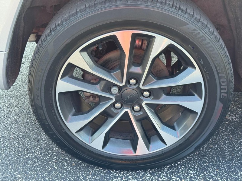 Jeep Grand Cherokee Vehicle Full-screen Gallery Image 7