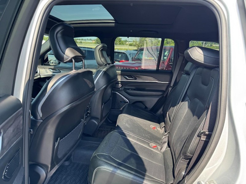 Jeep Grand Cherokee Vehicle Full-screen Gallery Image 10