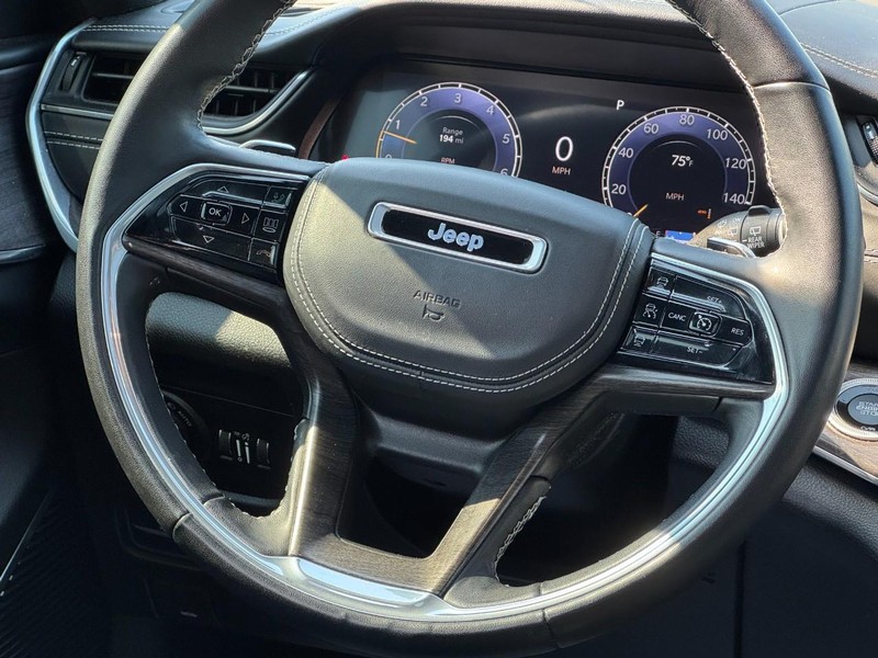 Jeep Grand Cherokee Vehicle Full-screen Gallery Image 12