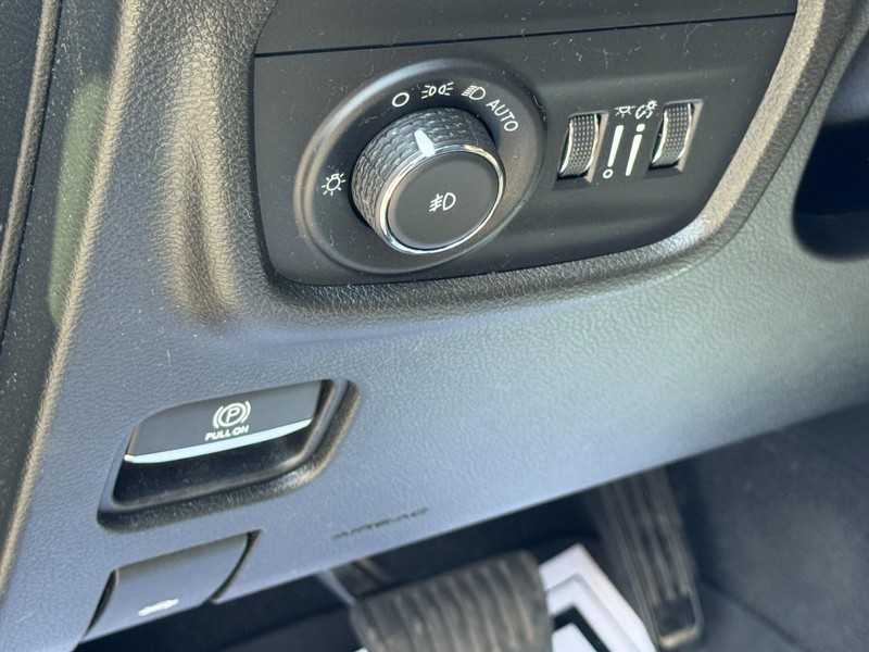 Jeep Grand Cherokee Vehicle Full-screen Gallery Image 16