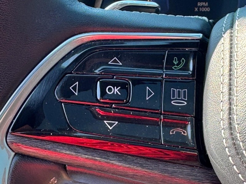 Jeep Grand Cherokee Vehicle Full-screen Gallery Image 17