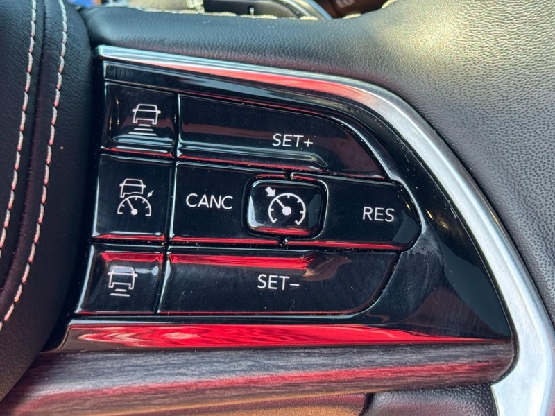 Jeep Grand Cherokee Vehicle Full-screen Gallery Image 18