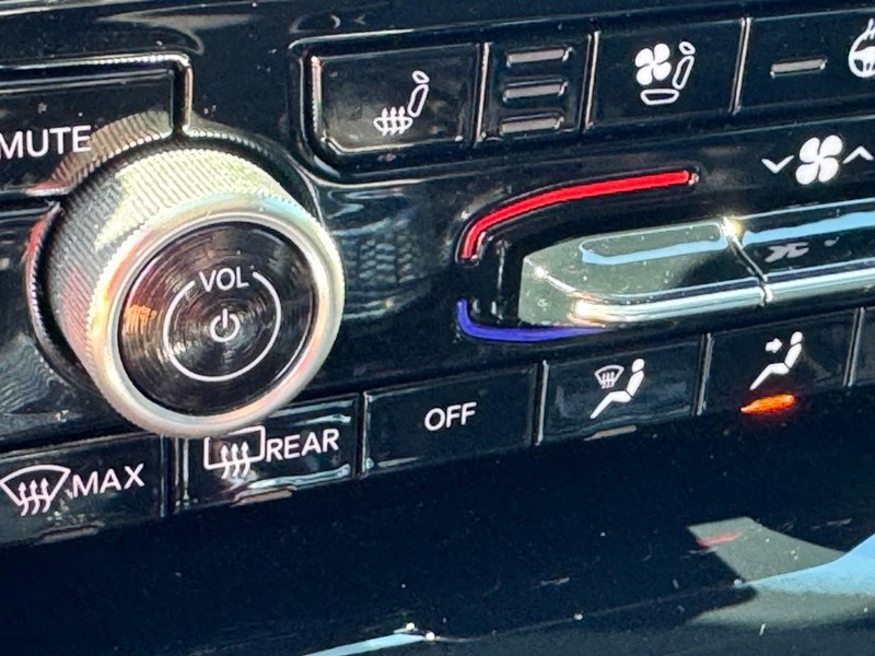 Jeep Grand Cherokee Vehicle Full-screen Gallery Image 23