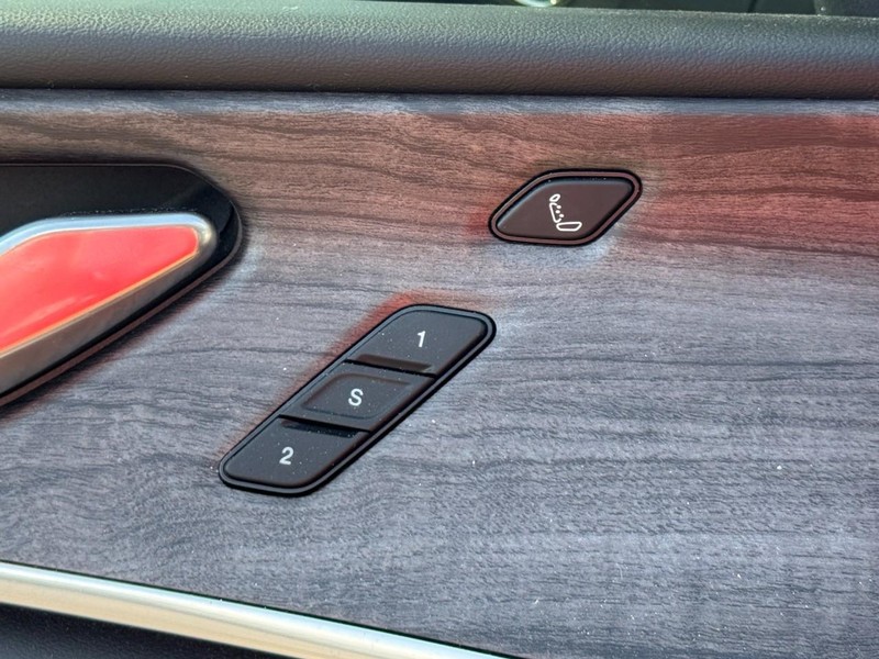 Jeep Grand Cherokee Vehicle Full-screen Gallery Image 24