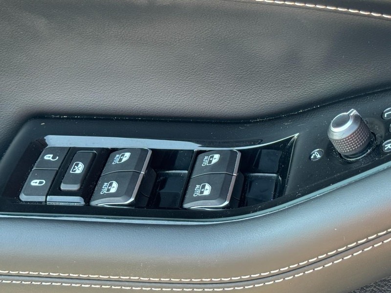 Jeep Grand Cherokee Vehicle Full-screen Gallery Image 25