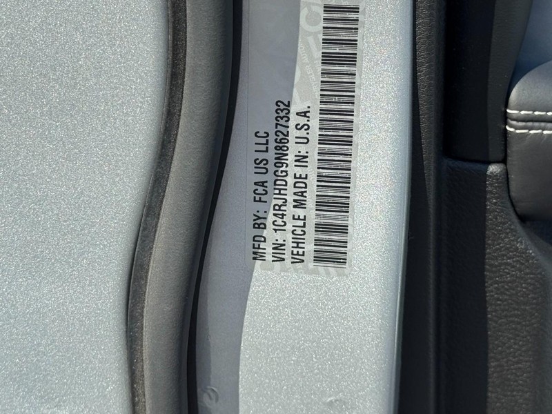 Jeep Grand Cherokee Vehicle Full-screen Gallery Image 28