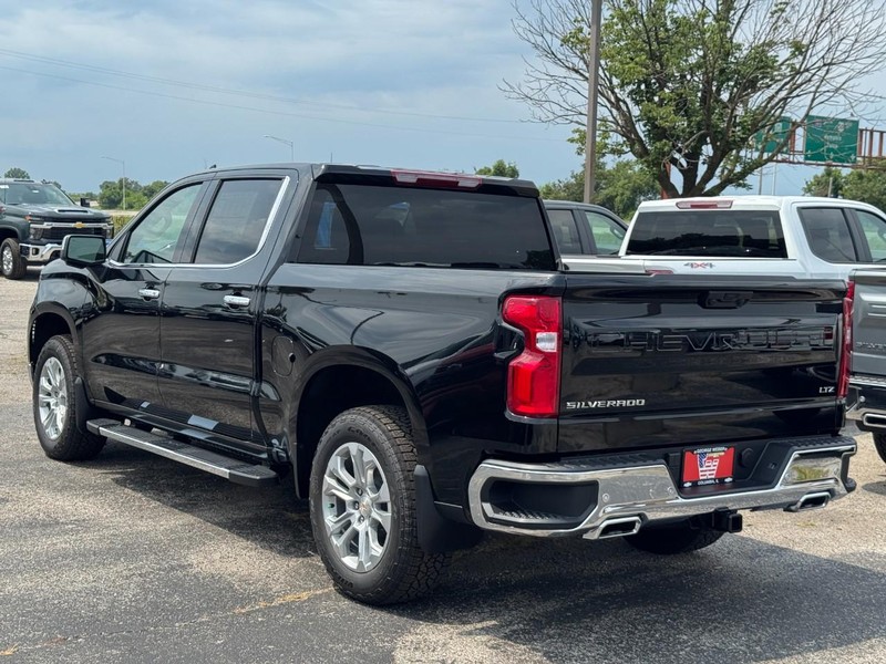 Chevrolet Silverado 1500 Vehicle Full-screen Gallery Image 3