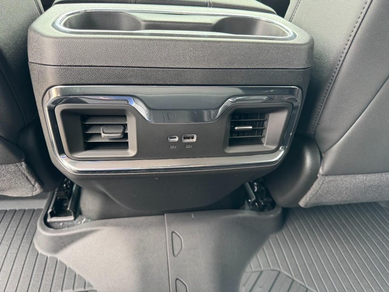 Chevrolet Silverado 1500 Vehicle Full-screen Gallery Image 10