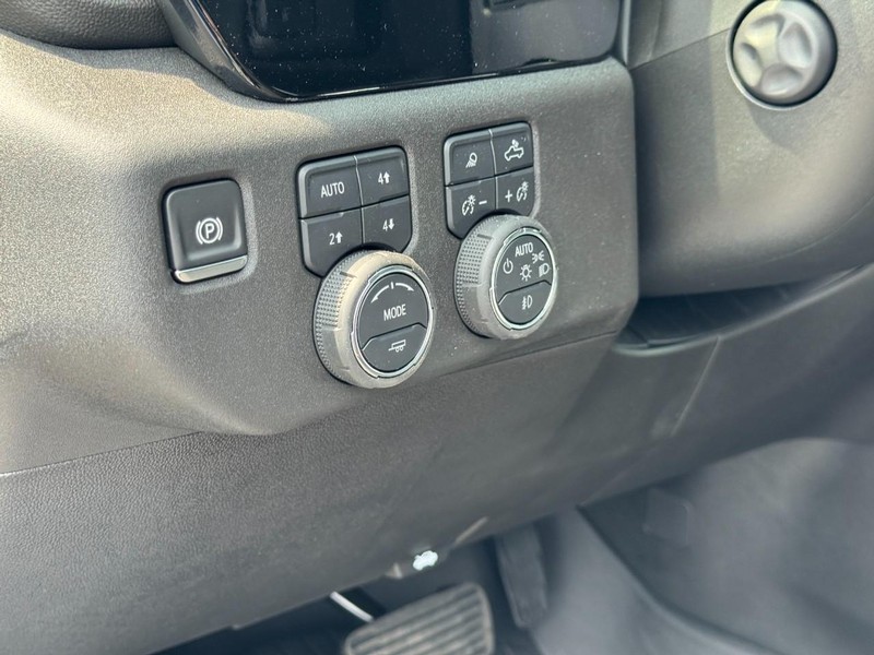 Chevrolet Silverado 1500 Vehicle Full-screen Gallery Image 12