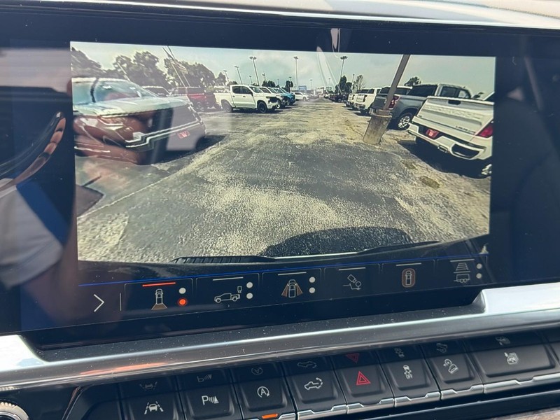 Chevrolet Silverado 1500 Vehicle Full-screen Gallery Image 16