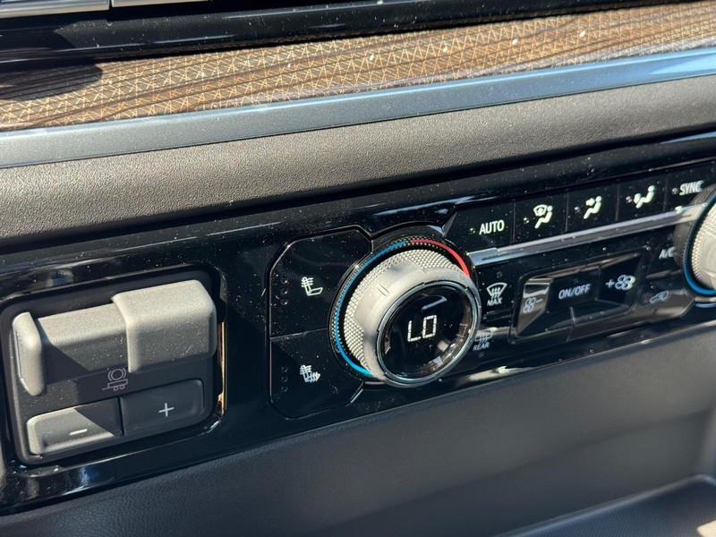 Chevrolet Silverado 1500 Vehicle Full-screen Gallery Image 15