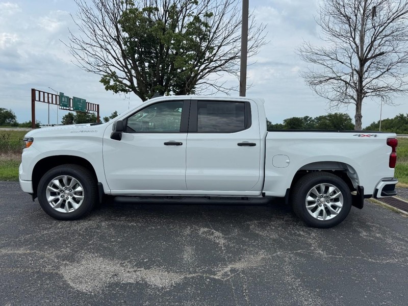 Chevrolet Silverado 1500 Vehicle Full-screen Gallery Image 2