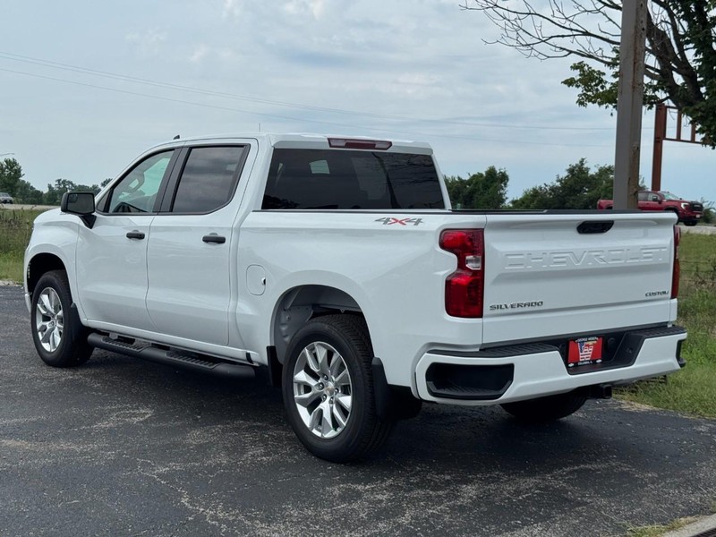 Chevrolet Silverado 1500 Vehicle Full-screen Gallery Image 3