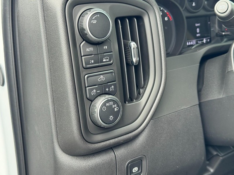 Chevrolet Silverado 1500 Vehicle Full-screen Gallery Image 12