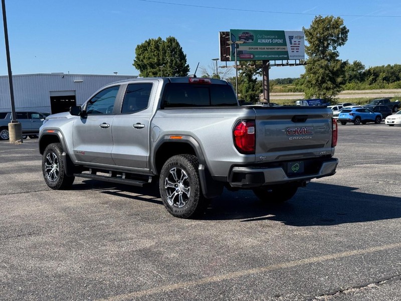 GMC Canyon Vehicle Full-screen Gallery Image 3