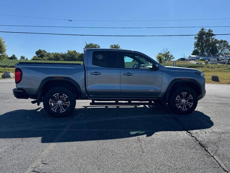 GMC Canyon Vehicle Full-screen Gallery Image 6