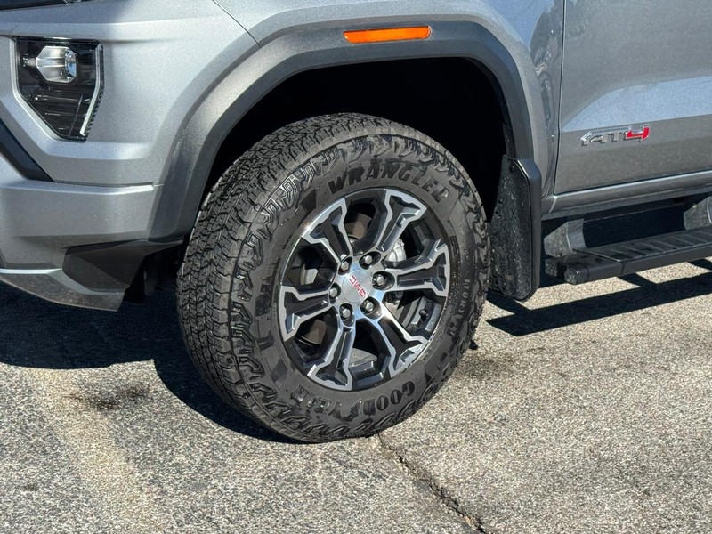 GMC Canyon Vehicle Full-screen Gallery Image 9