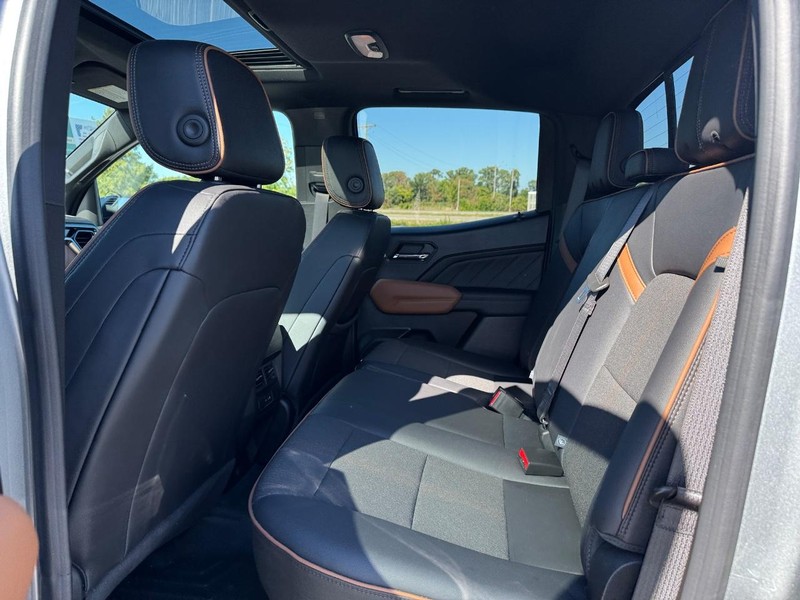 GMC Canyon Vehicle Full-screen Gallery Image 10