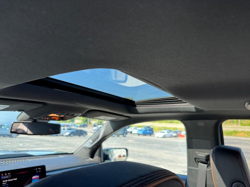 GMC Canyon Vehicle Full-screen Gallery Image 11