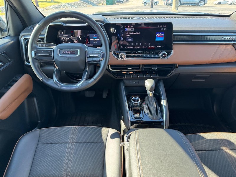 GMC Canyon Vehicle Full-screen Gallery Image 12