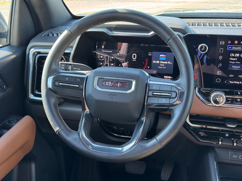 GMC Canyon Vehicle Full-screen Gallery Image 13