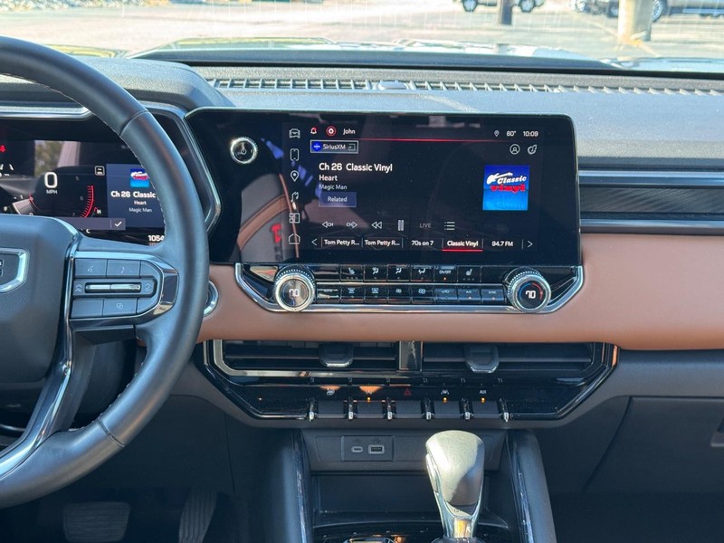 GMC Canyon Vehicle Full-screen Gallery Image 14