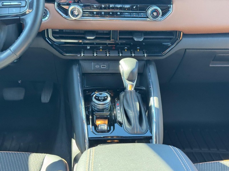 GMC Canyon Vehicle Full-screen Gallery Image 15