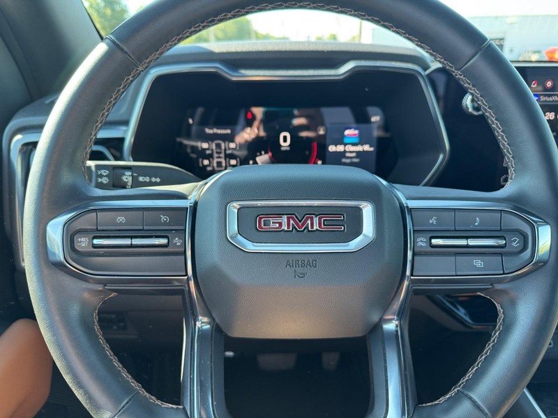 GMC Canyon Vehicle Full-screen Gallery Image 18