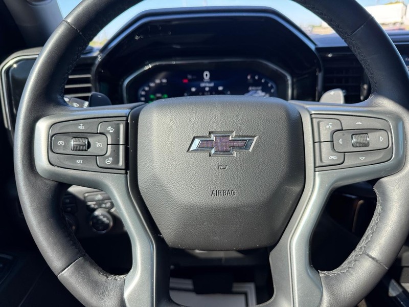 Chevrolet Silverado 1500 Vehicle Full-screen Gallery Image 17