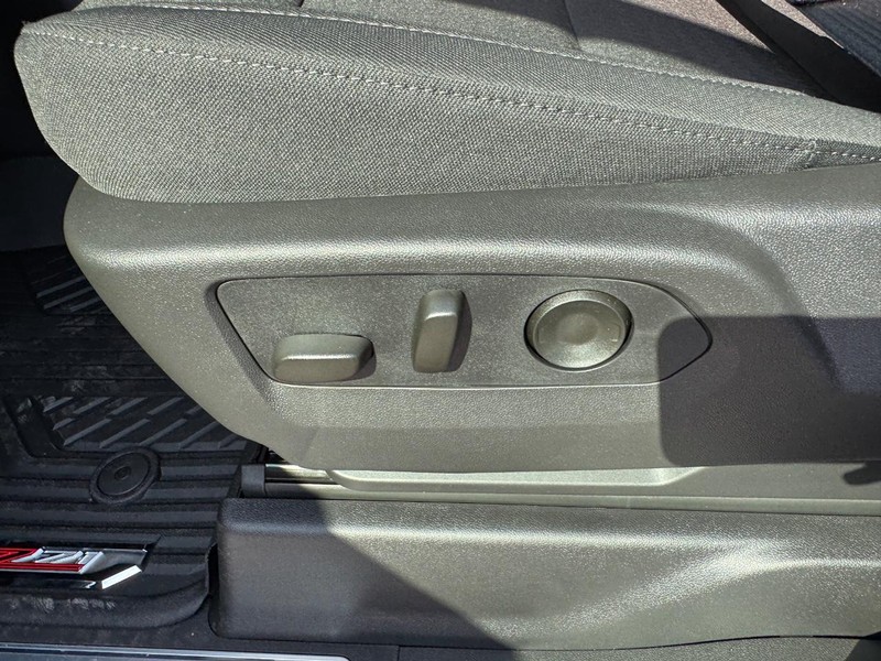 Chevrolet Silverado 1500 Vehicle Full-screen Gallery Image 11