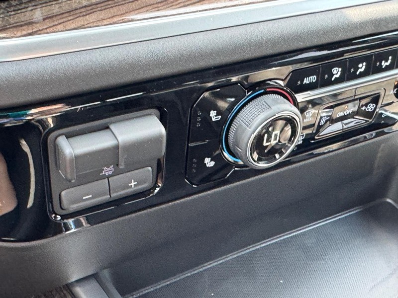 Chevrolet Silverado 1500 Vehicle Full-screen Gallery Image 16