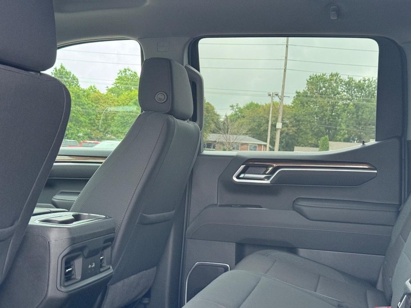 Chevrolet Silverado 1500 Vehicle Full-screen Gallery Image 5