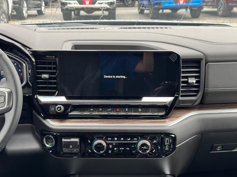 Chevrolet Silverado 1500 Vehicle Full-screen Gallery Image 9