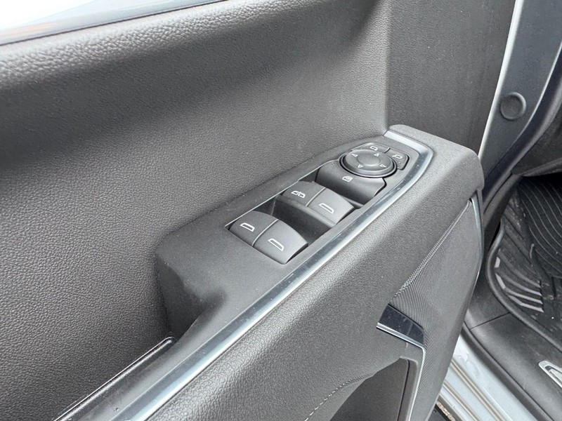 Chevrolet Silverado 1500 Vehicle Full-screen Gallery Image 12