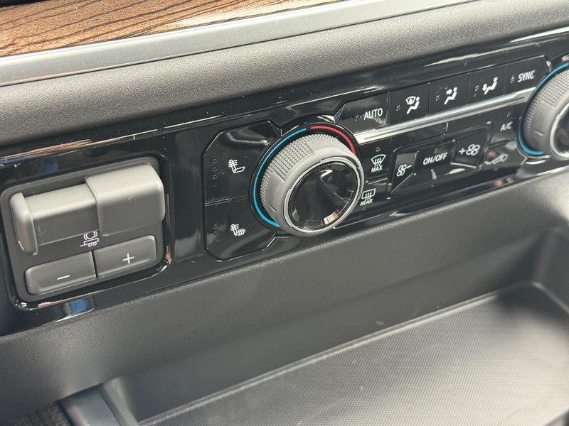 Chevrolet Silverado 1500 Vehicle Full-screen Gallery Image 16