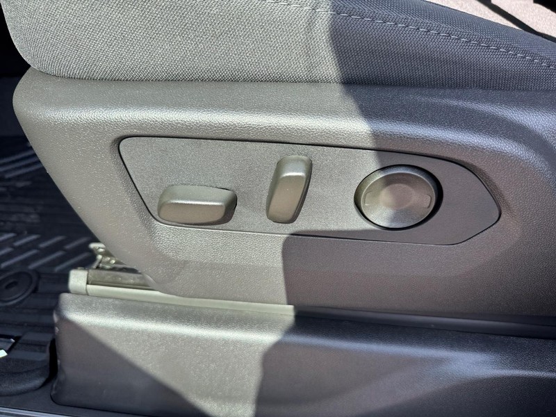 Chevrolet Silverado 1500 Vehicle Full-screen Gallery Image 10