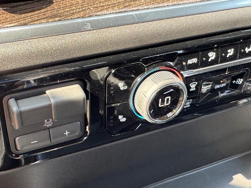 Chevrolet Silverado 1500 Vehicle Full-screen Gallery Image 15