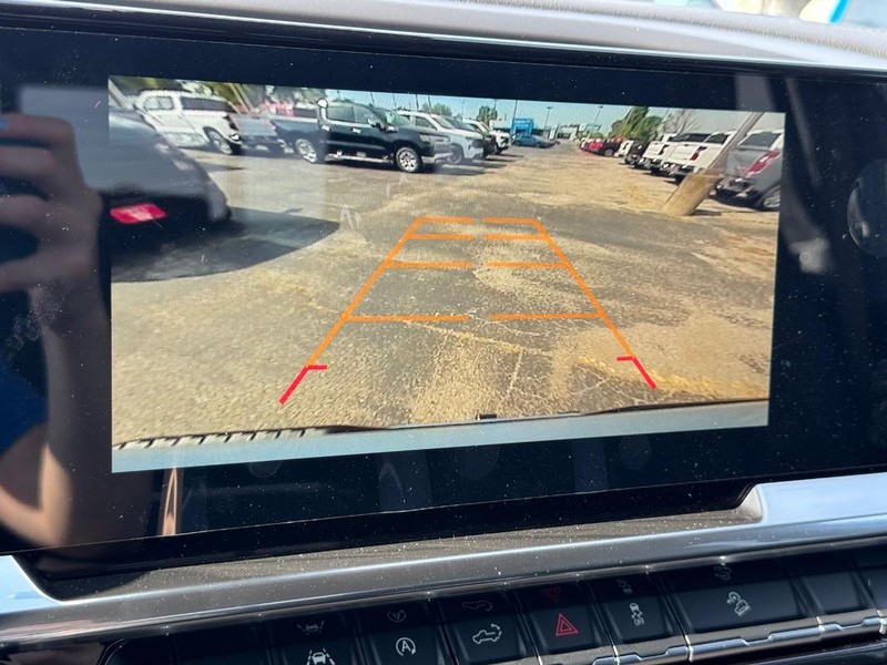 Chevrolet Silverado 1500 Vehicle Full-screen Gallery Image 16